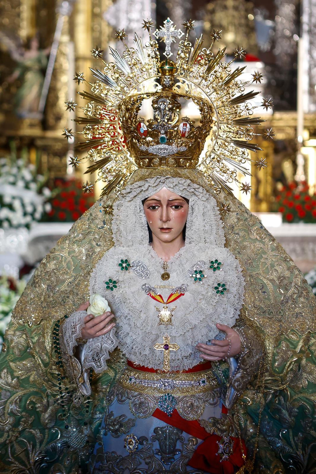 En imágenes, los devotos en el regreso al culto de la Macarena tras su restauración