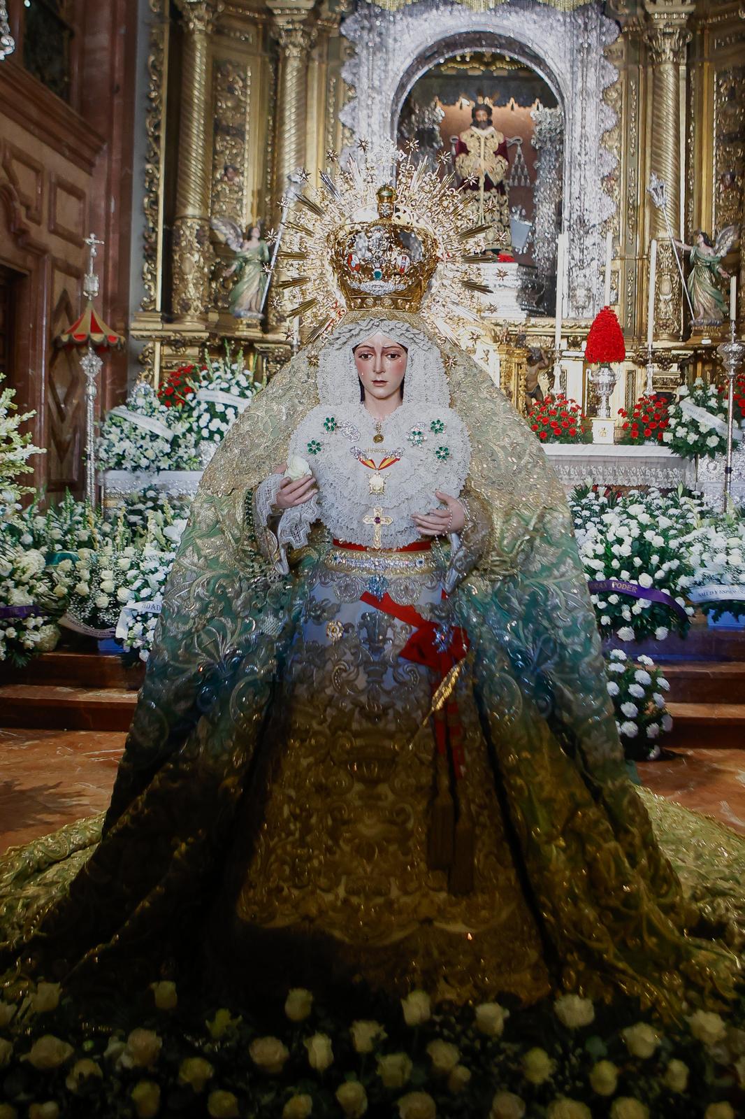 En imágenes, los devotos en el regreso al culto de la Macarena tras su restauración