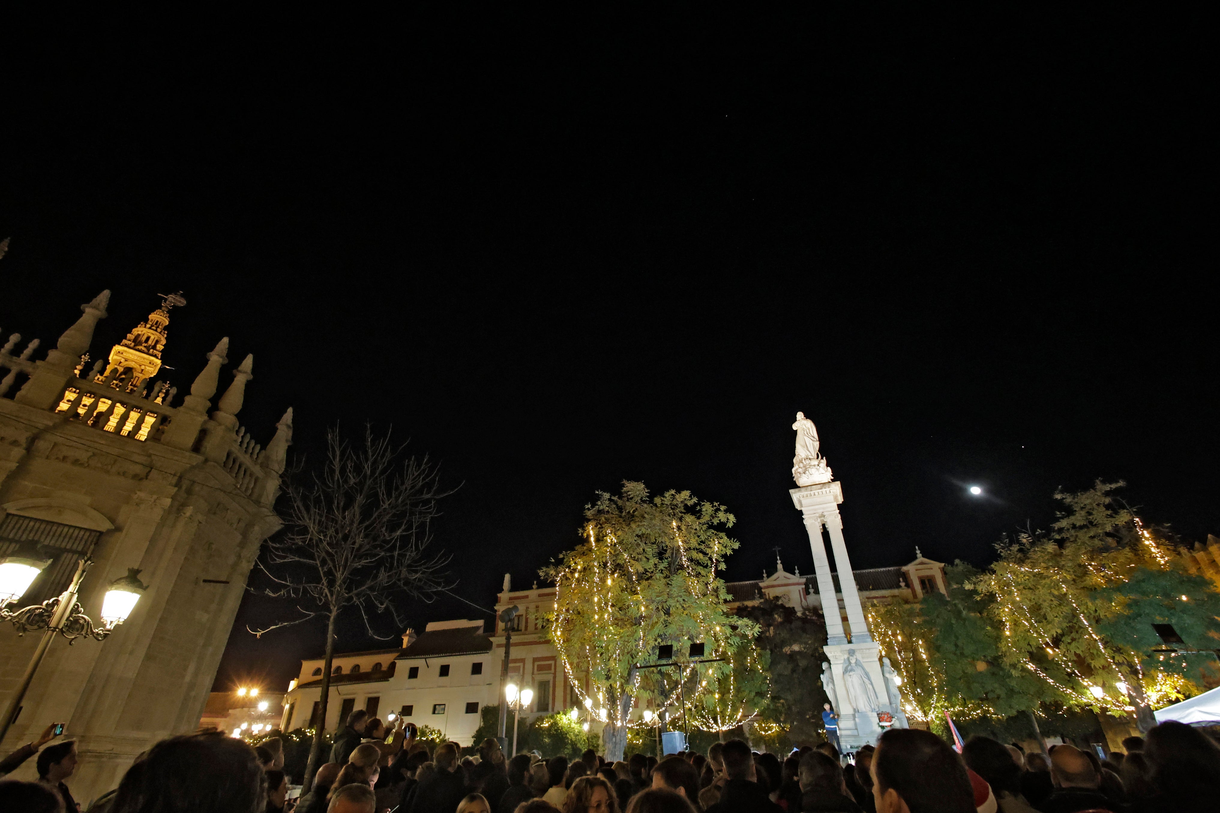 En imágenes, las tunas universitarias en el monumento de la Inmaculada