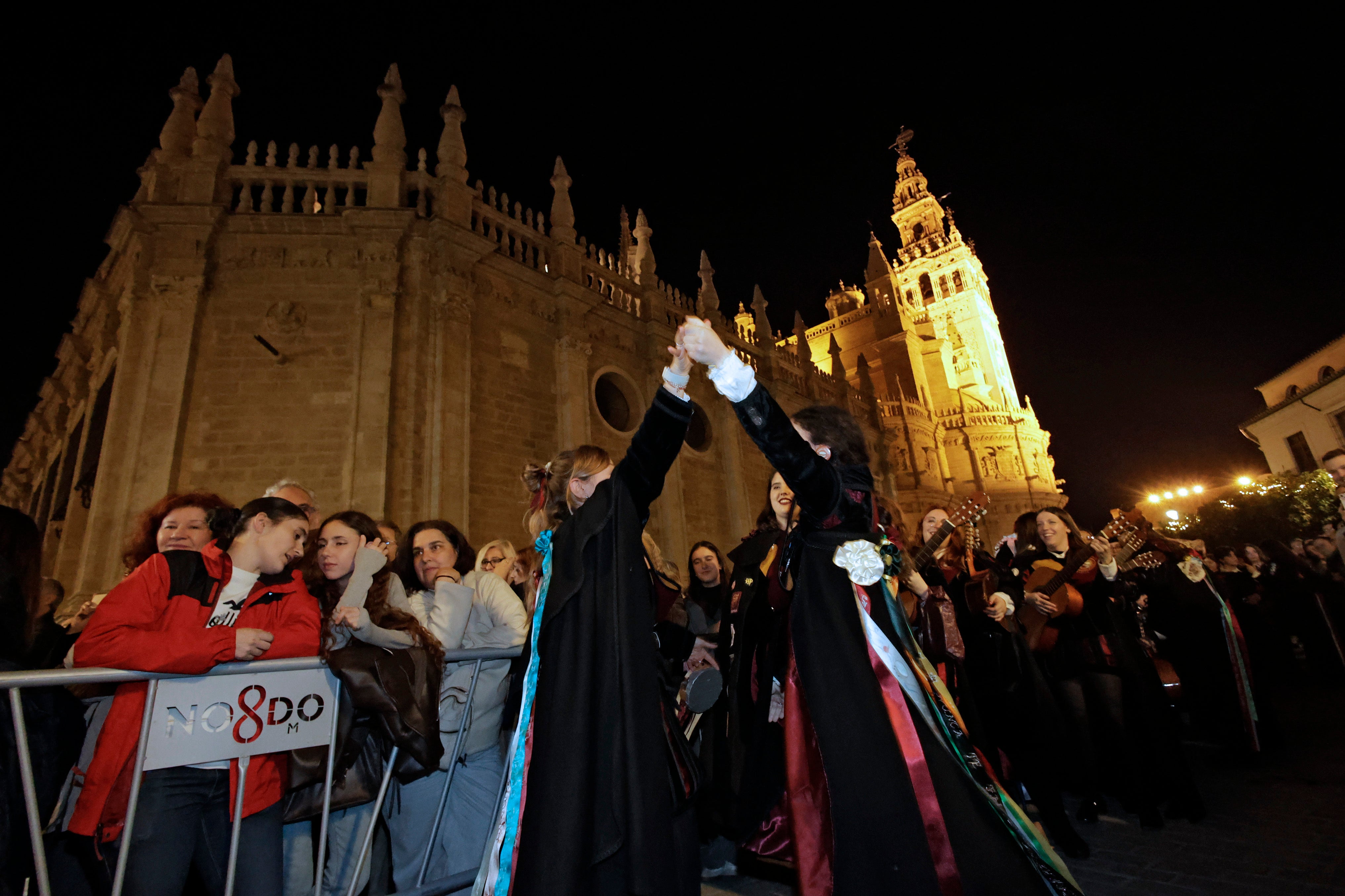 En imágenes, las tunas universitarias en el monumento de la Inmaculada