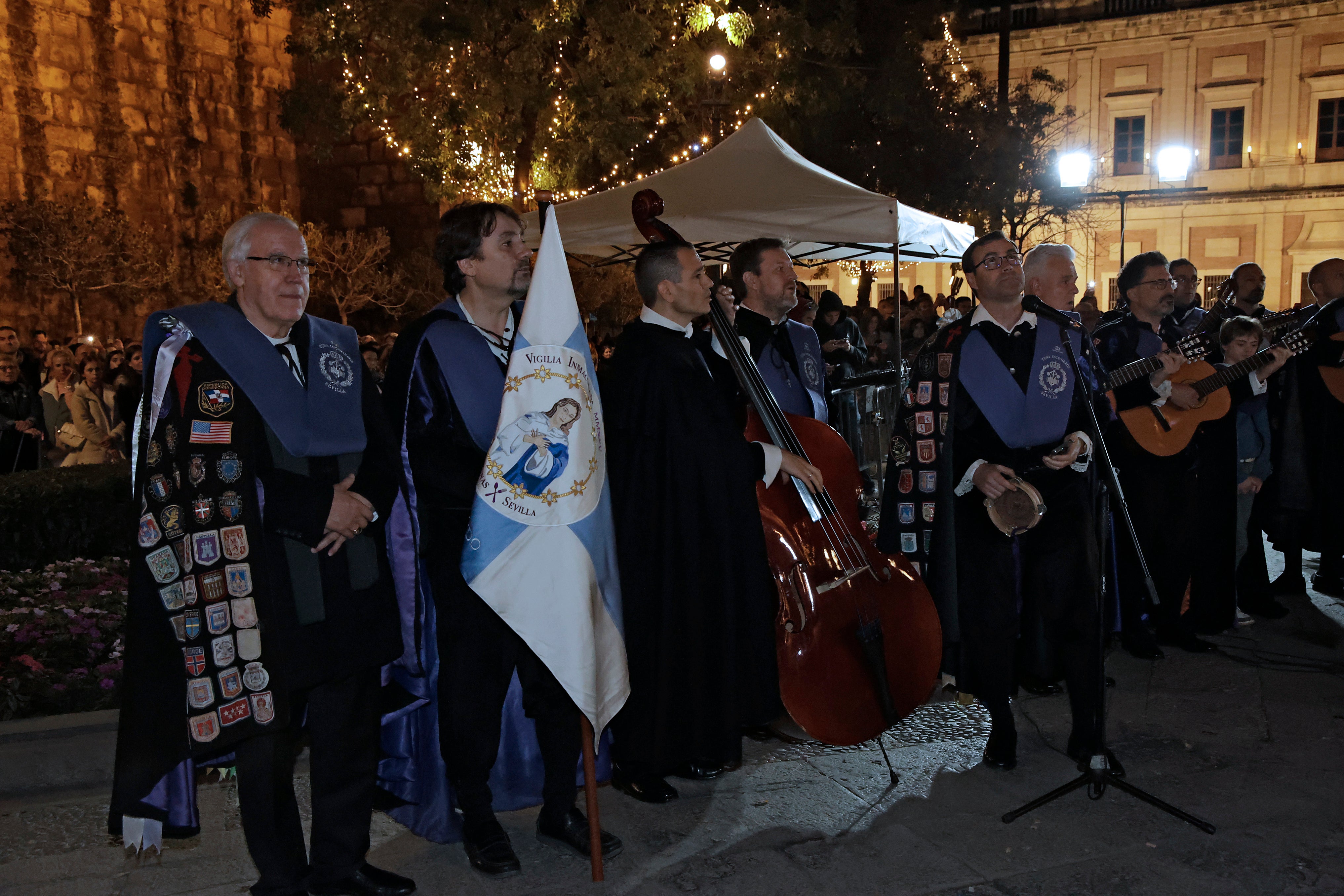 En imágenes, las tunas universitarias en el monumento de la Inmaculada
