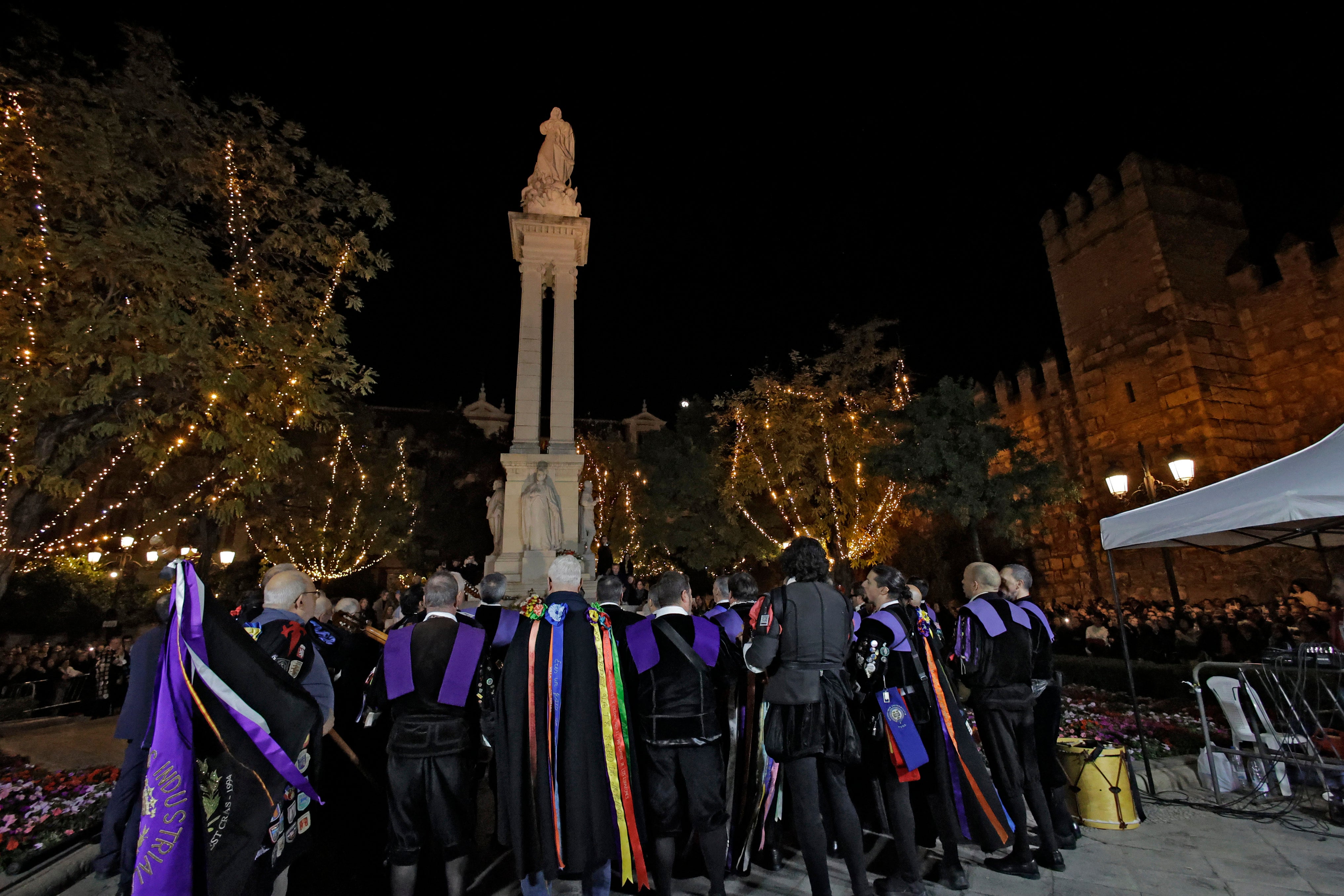 En imágenes, las tunas universitarias en el monumento de la Inmaculada
