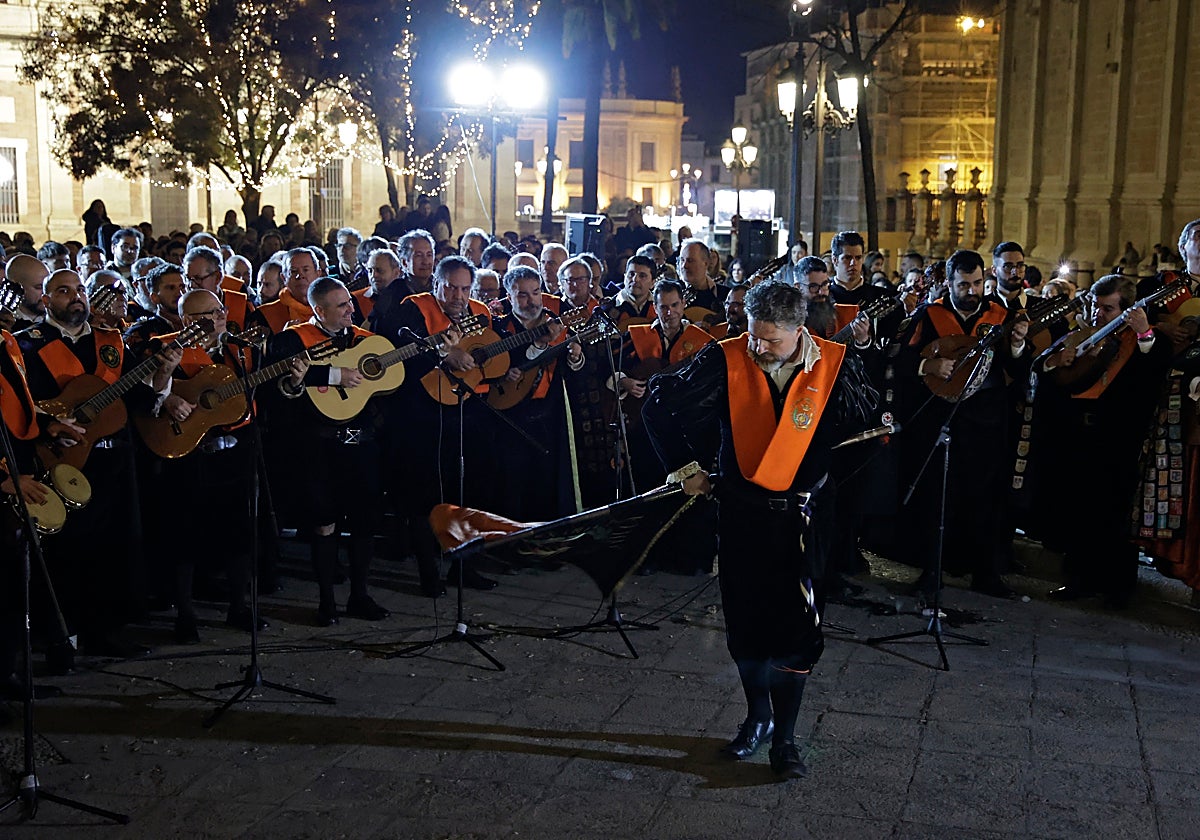 Rondas de las tunas universitarias en el monumento de la Inmaculada de la Plaza del Triunfo, Sevilla
