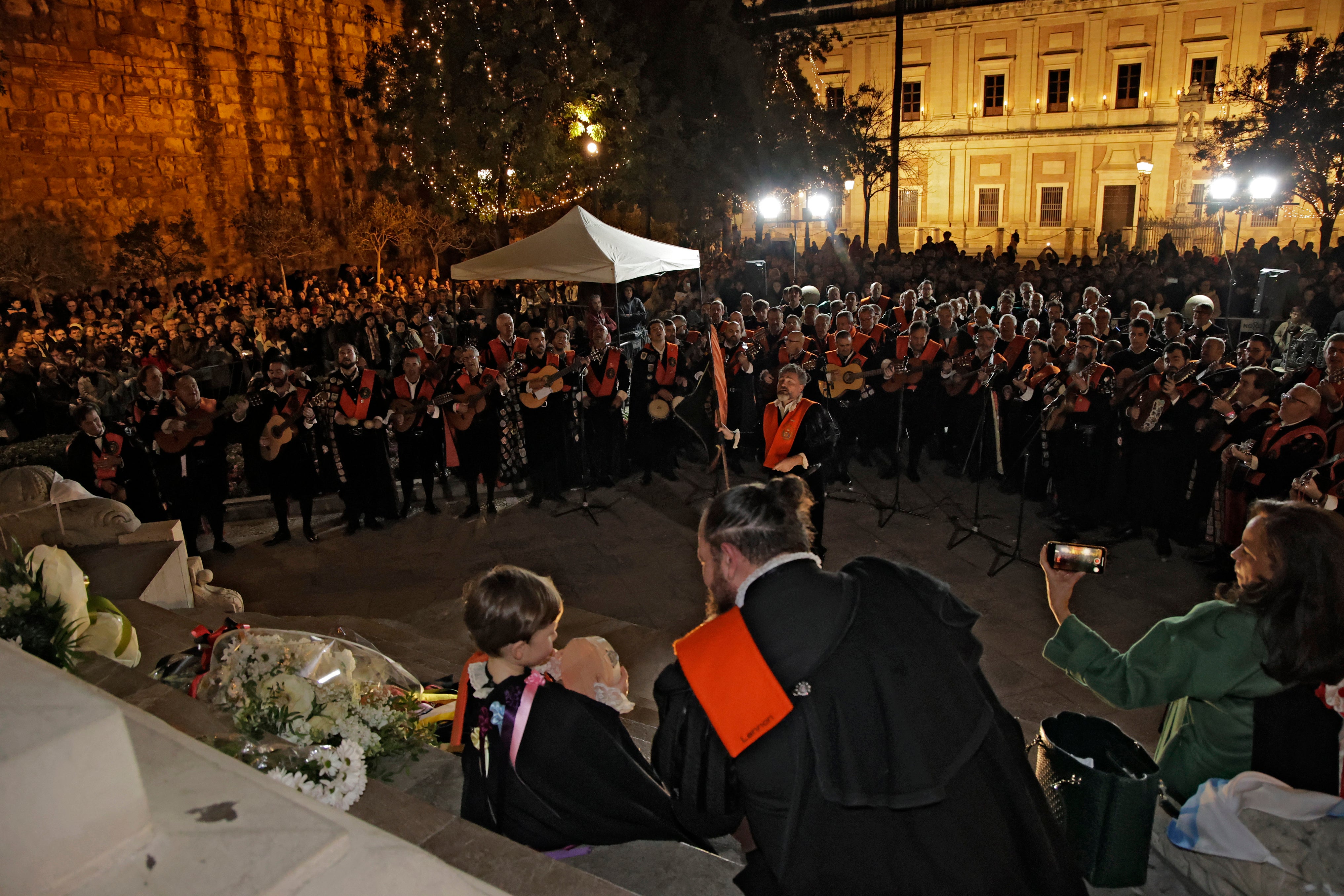 En imágenes, las tunas universitarias en el monumento de la Inmaculada