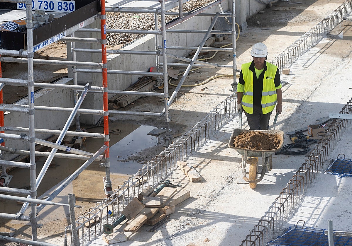 Un trabajador de la construcción en una de las promociones residenciales que está actualmente en obras