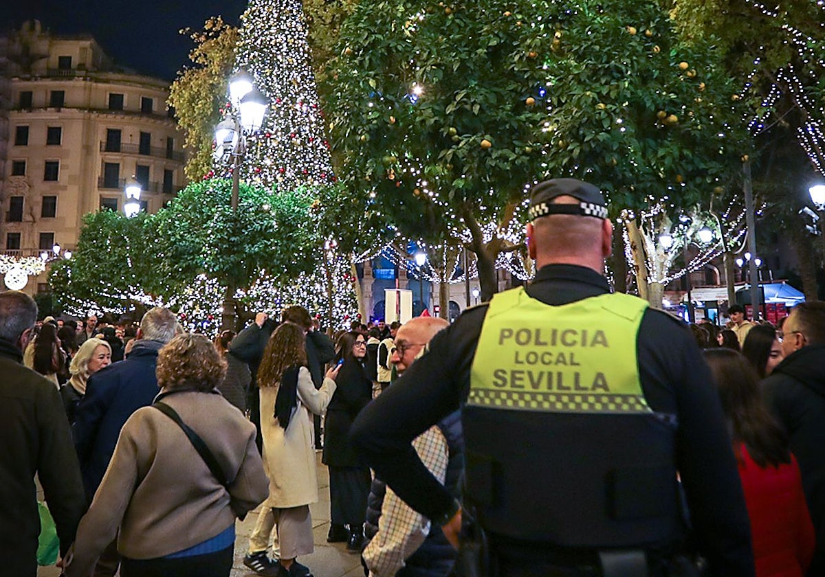 Un agente de la Policía Local en el acto de encendido del alumbrado navideño de Sevilla