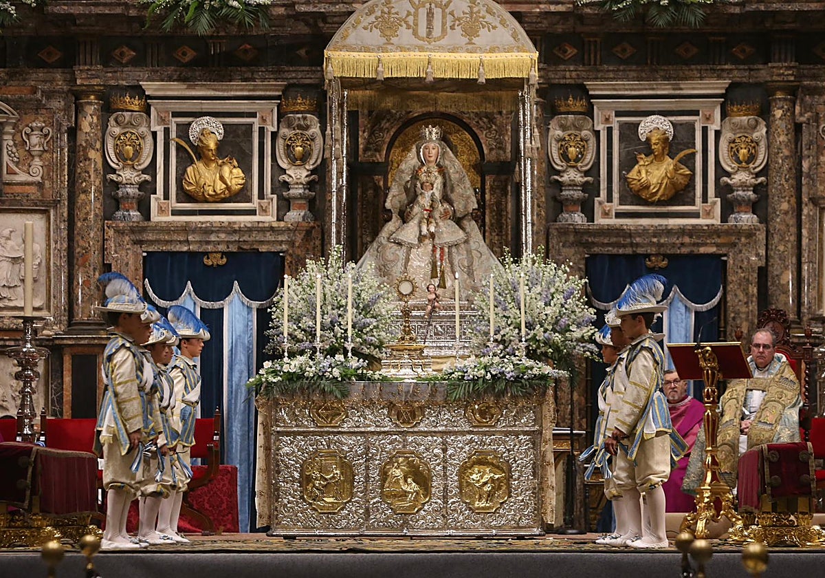 Un momento de la danza de los seises, este martes, durante la octava de la Inmaculada
