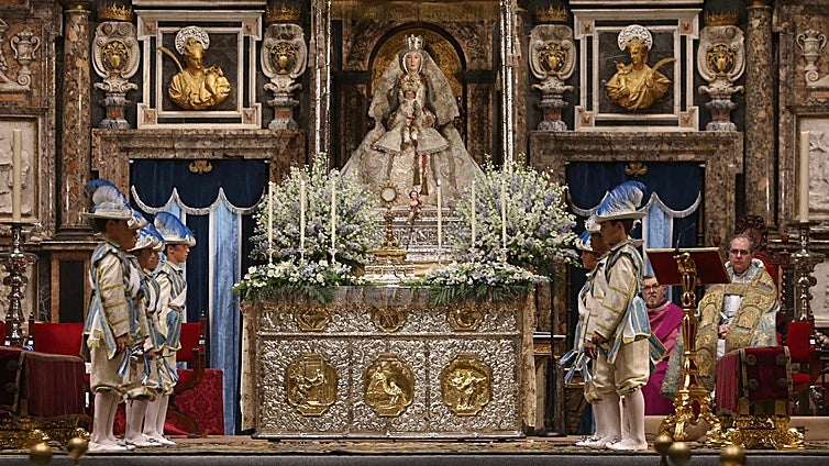 Los seises danzan en la Catedral de Sevilla por la octava de la Inmaculada