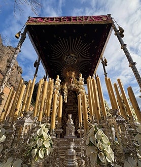 Secondary image 2 - Above, the painful Sevillian is carried on stretchers by porters; On the left, bottom, institutional representation of Seville and Barcelona; on the right, in front of the pass, with the 