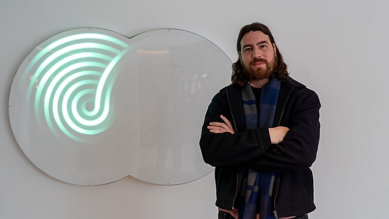 Cachito Vallés in front of the work from the series 