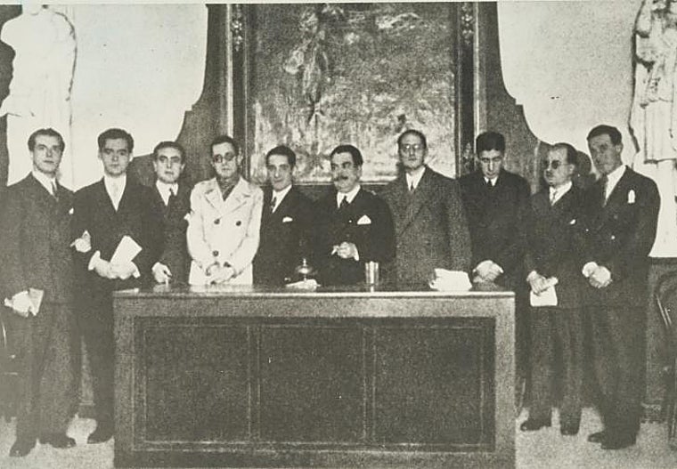 One of the three photos of the founding ceremony of Generation 27 organized in Seville, in particular the one attributed to Pepín Bello