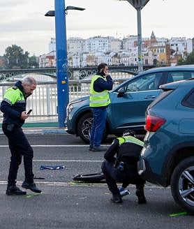 Imagen secundaria 2 - Muere el director del NH Plaza de Armas de Sevilla al chocar su moto con un coche en el Puente del Cachorro