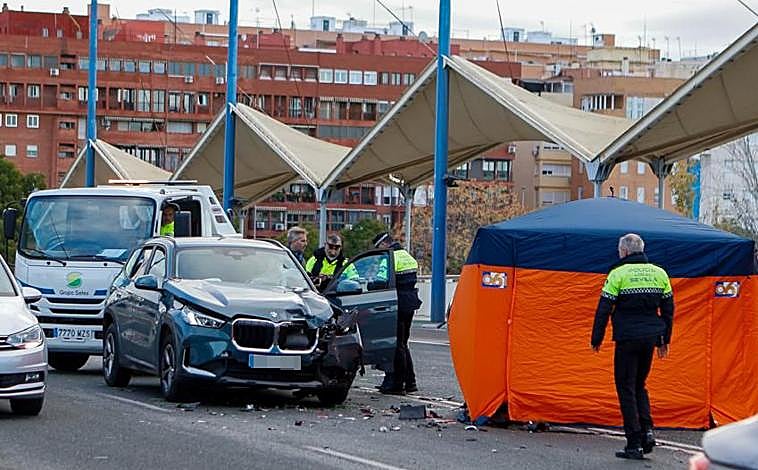 Imagen principal - Muere el director del NH Plaza de Armas de Sevilla al chocar su moto con un coche en el Puente del Cachorro