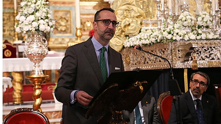 Cattoni na frente do irmão mais velho de Trinidad, José Manuel Muñoz