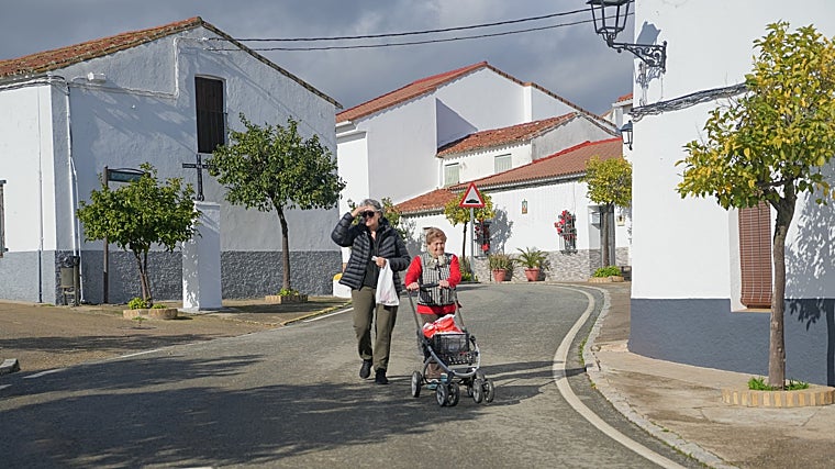 Neighbors of El Madroño on the town's main street
