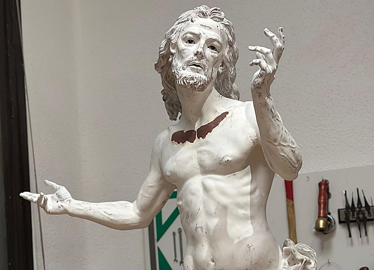 The sculpture of the resurrected Lord, before the attack