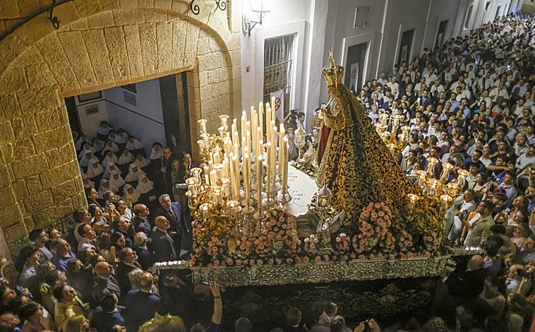 Imagem principal - Imagens do cortejo triunfal e do extraordinário aperto de mão da Amargura.