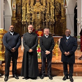 De izqda. a dcha. los sacerdotes de Asia, América, Europa y África en la parroquia más antigua de la localidad