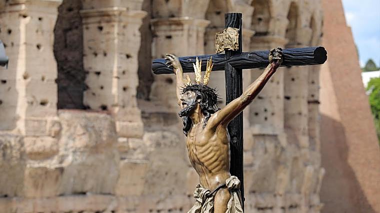 O sol cai sobre o Cachorrinho entre os arcos do Coliseu.