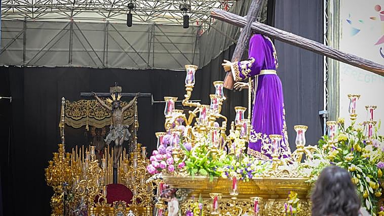 Em primeiro plano está o Nazareno de Leão, ao fundo o Cachorrinho e a Esperança de Málaga.