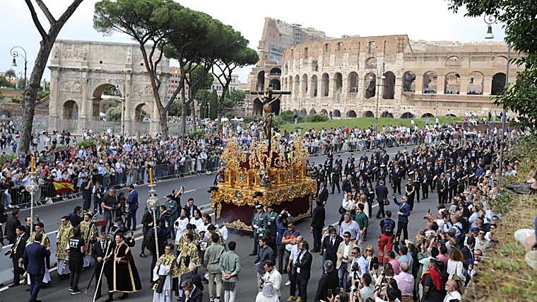 El Cachorro, entre o Coliseu e o Arco de Constantino.