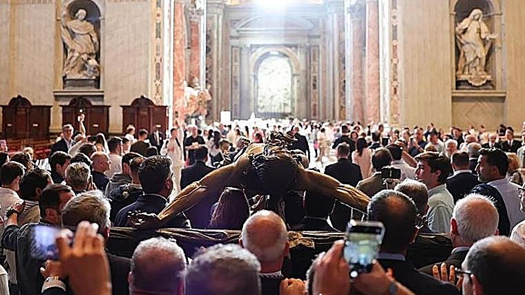 Um cachorrinho viaja por San Pedro.