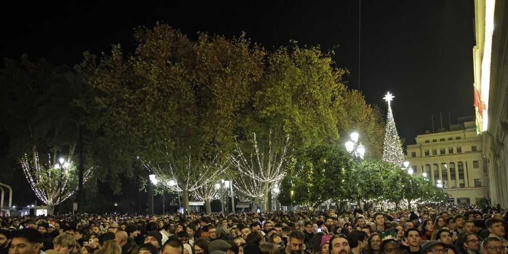 El PSOE de Sevilla denuncia que las campanadas en la Plaza Nueva no se escucharon y fueron tres minutos tarde