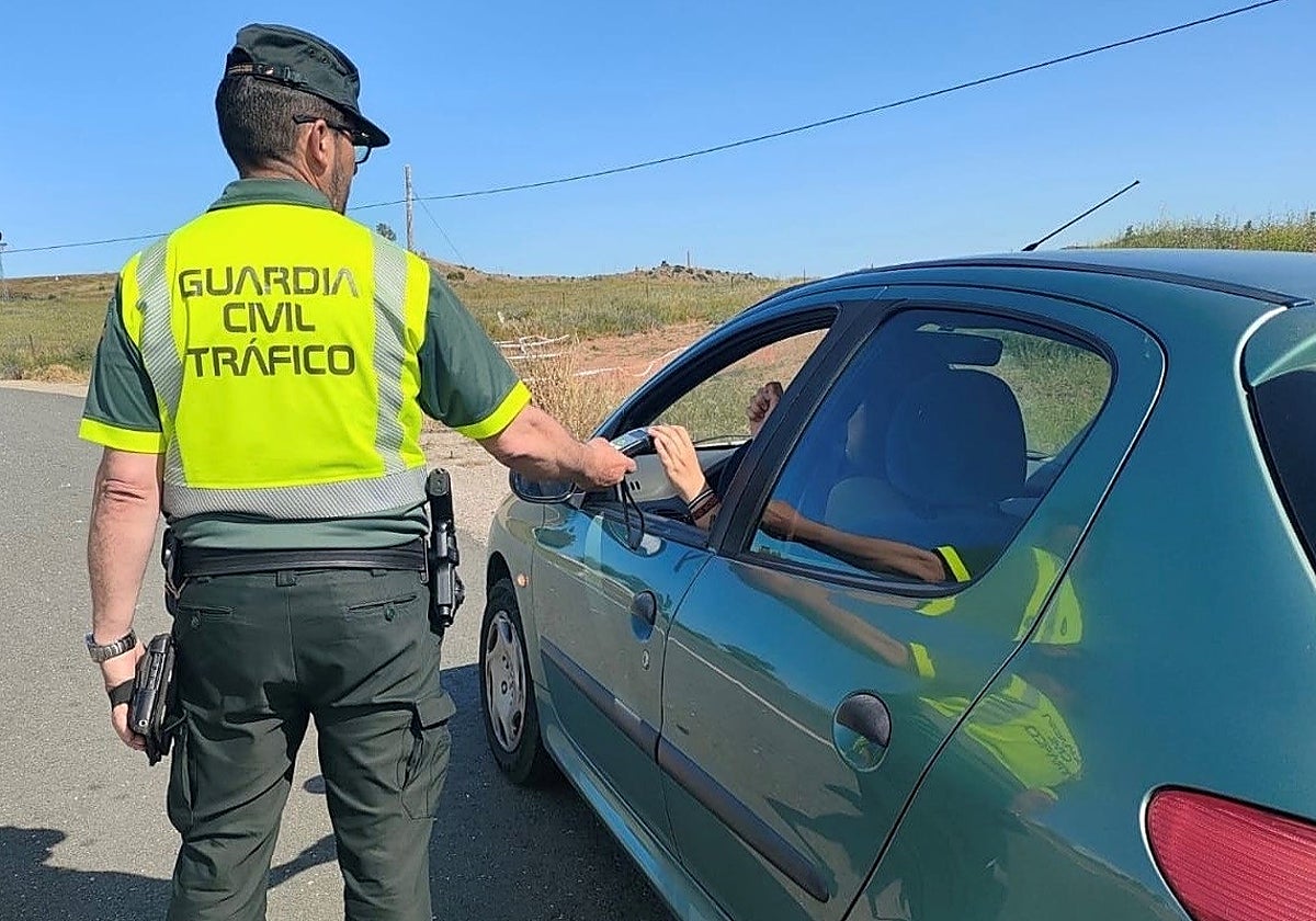Un agente realizando un control de alcoholemia