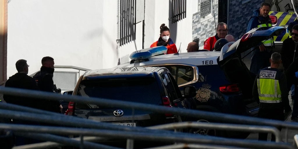 Detienen al hombre atrincherado en una vivienda en Camas después de seis horas