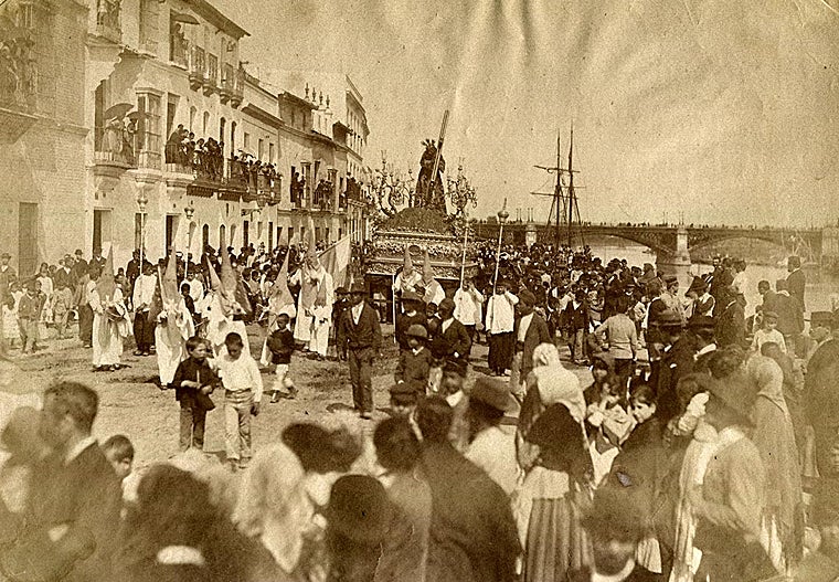 “Procissão da Semana Santa ao longo do rio Guadalquivir” (1885). Albumina do estudo Nazareno O de Leon e Levy.