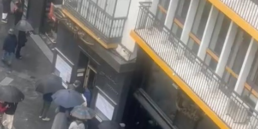 Un mercadillo de segunda mano en el estudio de fotografía Enrique atrae largas colas a la calle Rioja de Sevilla