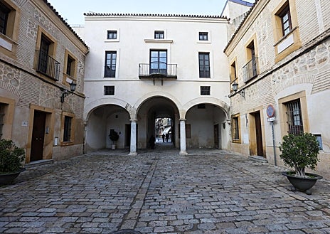Imagem secundária 1. Sítios como a Casa de la Moneda, o Palácio dos Marqueses de Nervion ou a Casa Palaciana de Moratin, entre outros, aparecem na lista de enclaves catalogados como casas palacianas da Cidade Velha.