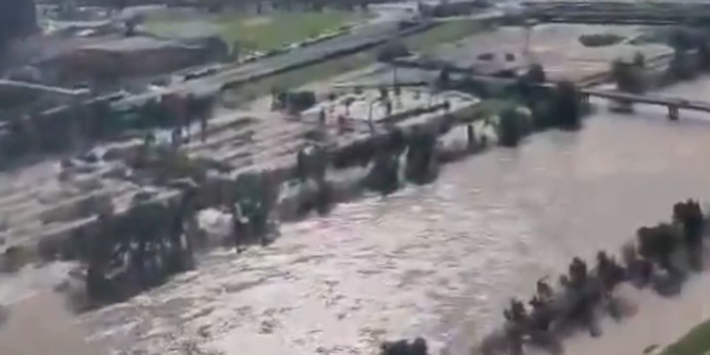 Las imágenes a vista de helicóptero del río Guadalquivir con el caudal disparado en Sevilla