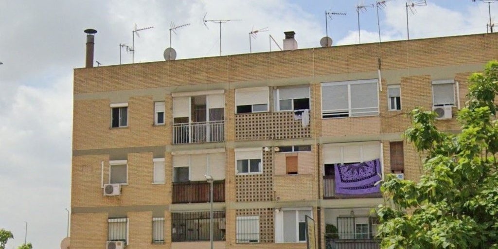 Una mujer salva a una vecina a punto de caer al vacío tras descolgarse por la ventana huyendo del incendio de su piso en La Rinconada