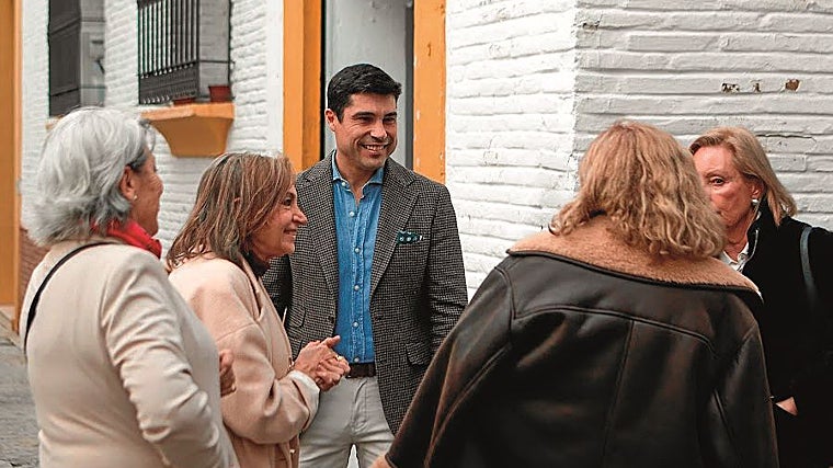 Os vizinhos de Triana cumprimentam o pregoeiro