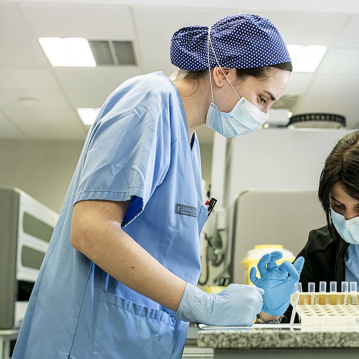 Síntomas distintos y más infecciosas: «Las nuevas variantes del covid están al nivel del sarampión»