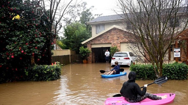 Niños en canoa por plena calle