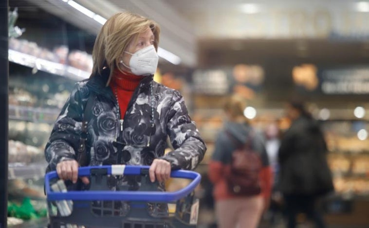 Los médicos de familia acusan a Sanidad de no exigir la mascarilla para tener contenta a la gente