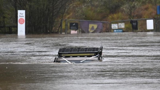 El nivel del agua ha cubierto coches y garajes por completo