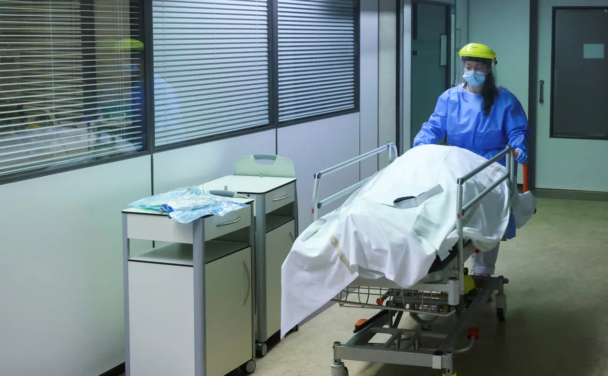 Personal médico traslada el cuerpo de un hombre que murió a causa del coronavirus (Covid-19) a la morgue, en el hospital ZNA Stuivenberg en Amberes, Bélgica
