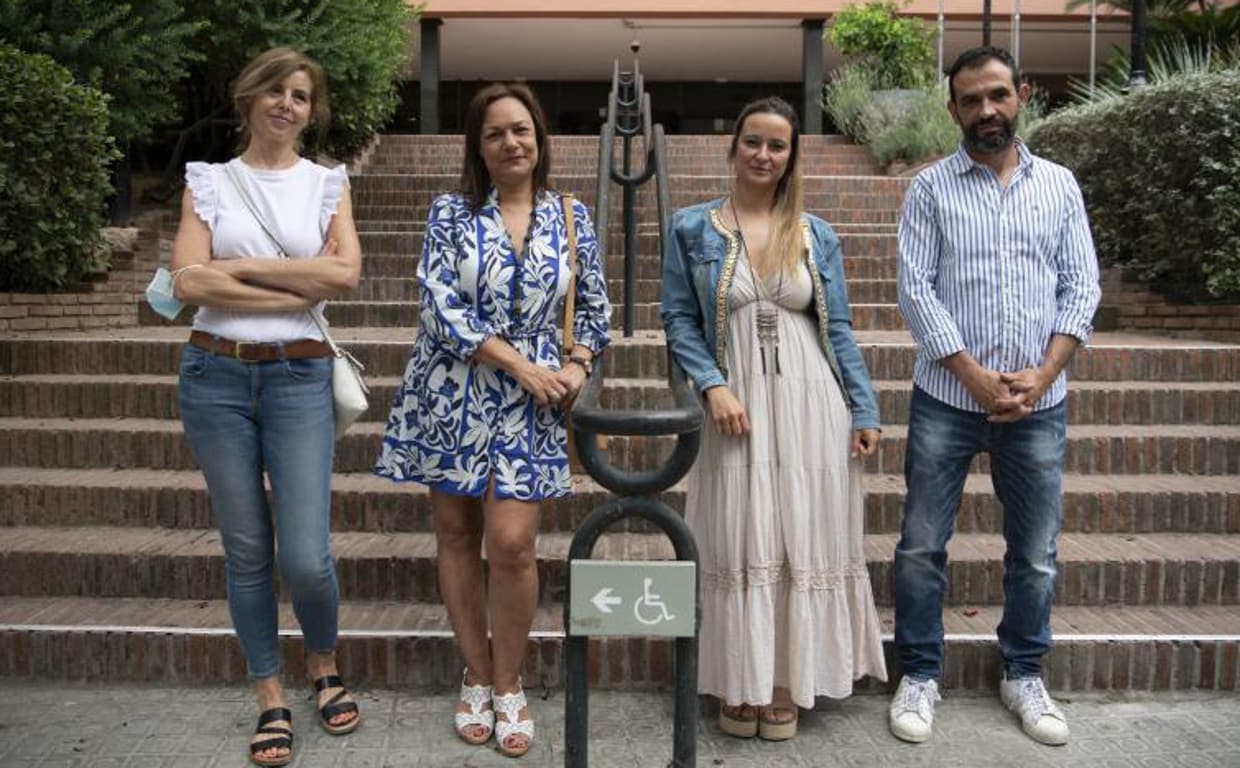 Los cuatro padres posan, para ABC, frente a la Consejería de Educación de la Generalitat