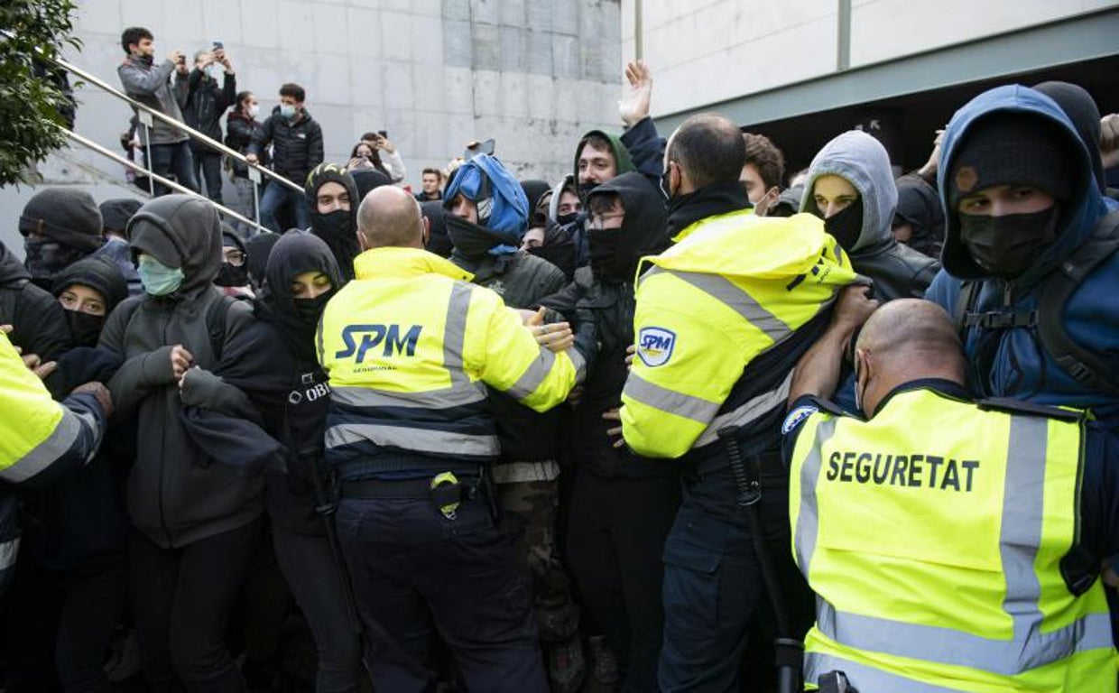 Protestas por un acto de la plataforma S'ha Acabat! en la UAB