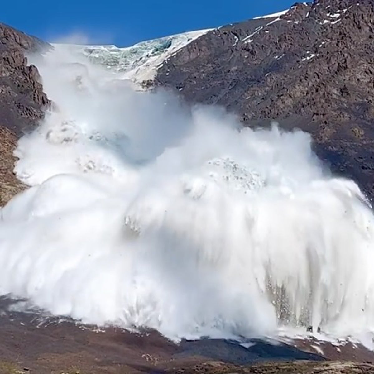 El desprendimiento de un glaciar en Kirguistán sepulta a un grupo de turistas