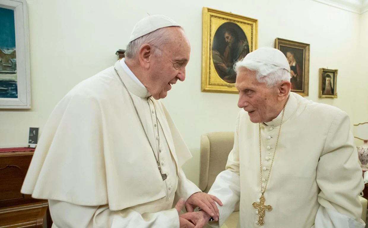 Benedicto XVI y el Papa Francisco, en una imagen de diciembre de 2018