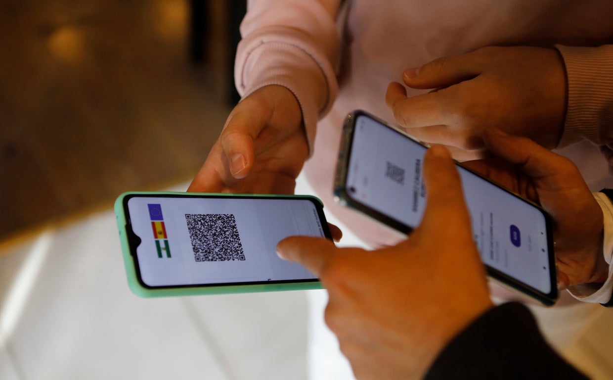 Dos personas utilizan su pasaporte Covid