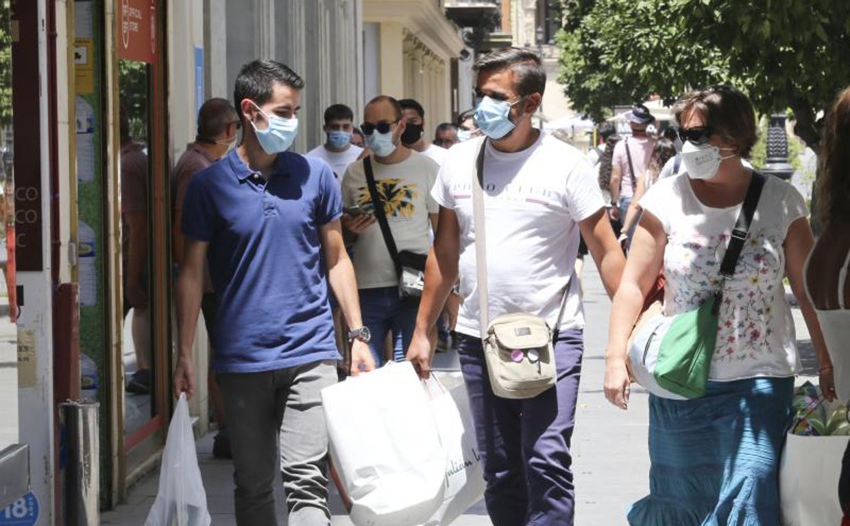 Personas paseando con mascarilla