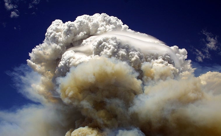 Pirocúmulos, así son las  nubes más temidas y peligrosas de los incendios