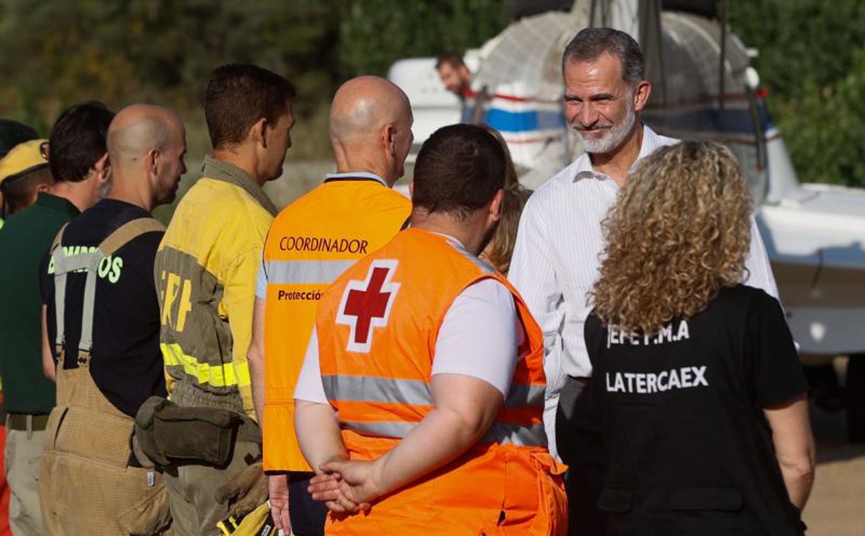 El Rey, a su llegada al centro de mando en Vegas de Coria (Cáceres)