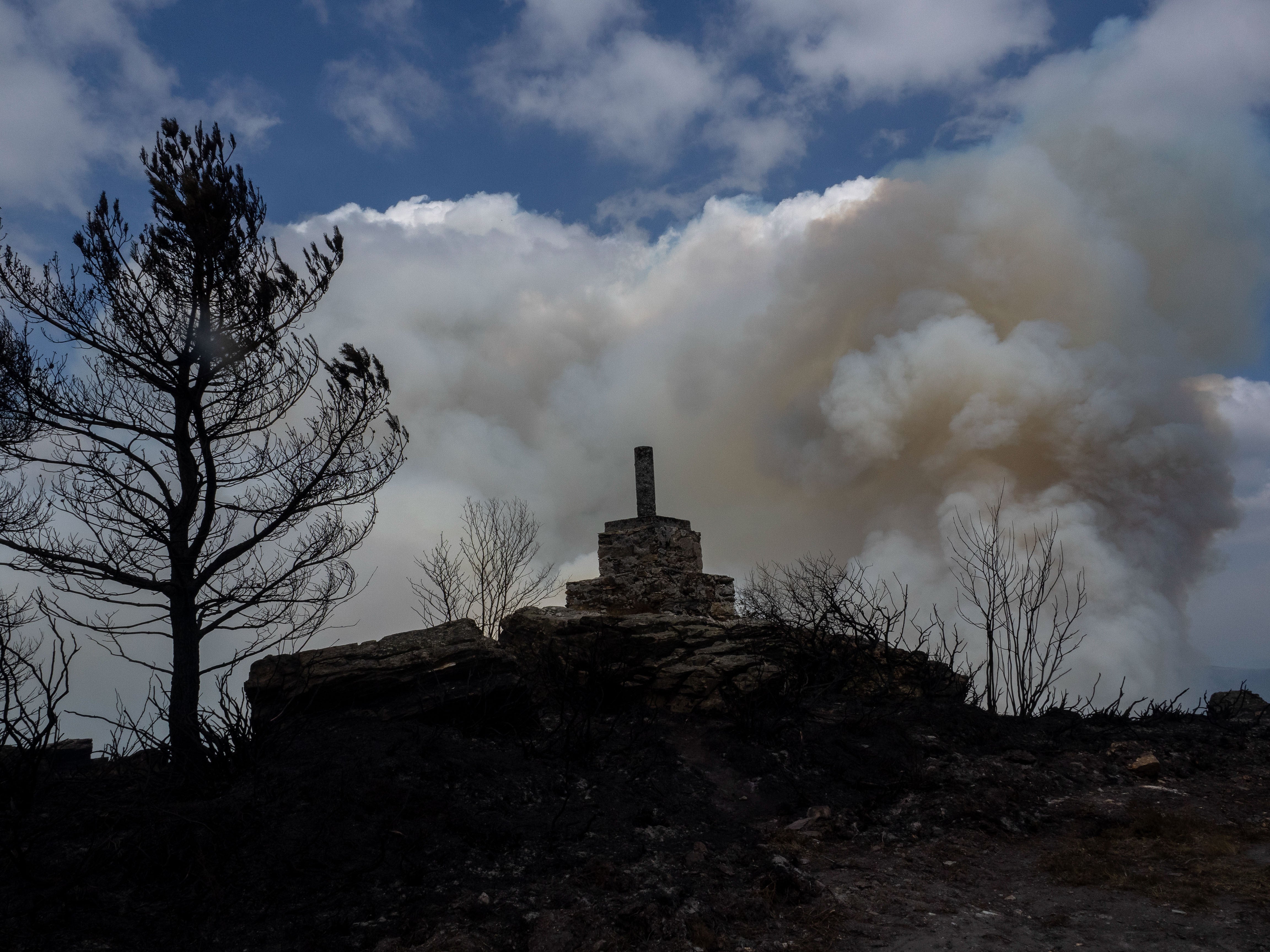 Una gran nube de humo junto al vértice geodésico del pico de Pena dos Catro Cabaleiros, en Lugo