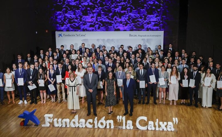 120  universitarios reciben de manos del Rey la beca de posgrado en el extranjero de la Fundación La Caixa
